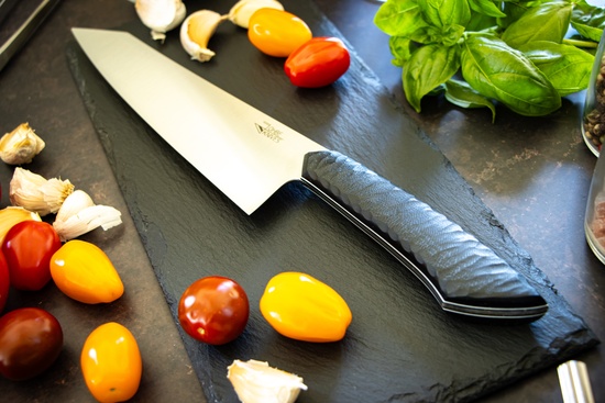 Santoku Messer mit schwarzem Griff