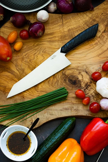 Santoku Messer mit schwarzem Griff